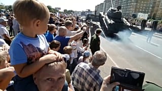 دبابة سوفييتية قبيل انقلابها في روسيا