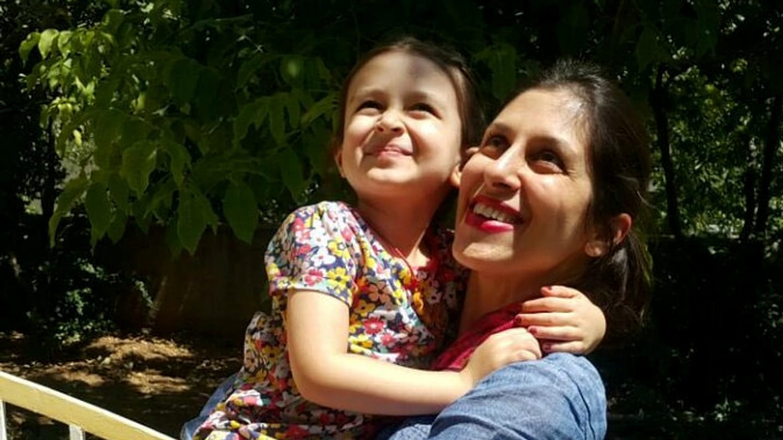 Jornalista britânica pôde voltar a abraçar a filha Gabriela