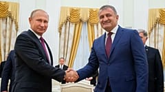 ولادیمیر پوتین، رئیس جمهوری روسیه و آناتولی بیبیلوف، رئیس جمهوری اوستیا