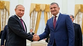 ولادیمیر پوتین، رئیس جمهوری روسیه و آناتولی بیبیلوف، رئیس جمهوری اوستیا