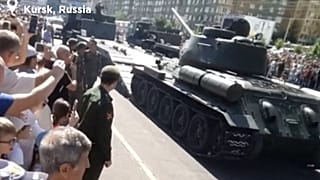VIDEO: Russia, carro armato si cappotta durante la parata