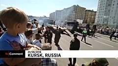 Russischer T-34 Panzer stürzt von Transportfahrzeug