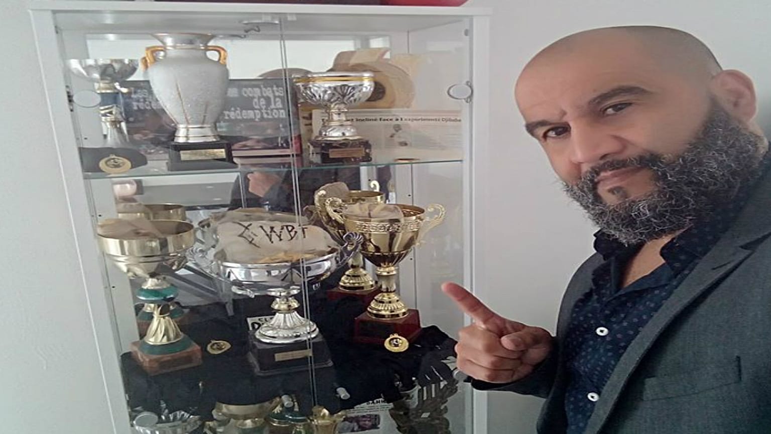 ملاكم فرنسي من أصول عربية ينقذ طائرة من مختل عقلي ويبهر الجميع ببطولته