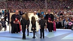 El papa se reúne en Dublín con víctimas de abusos de religiosos irlandeses 