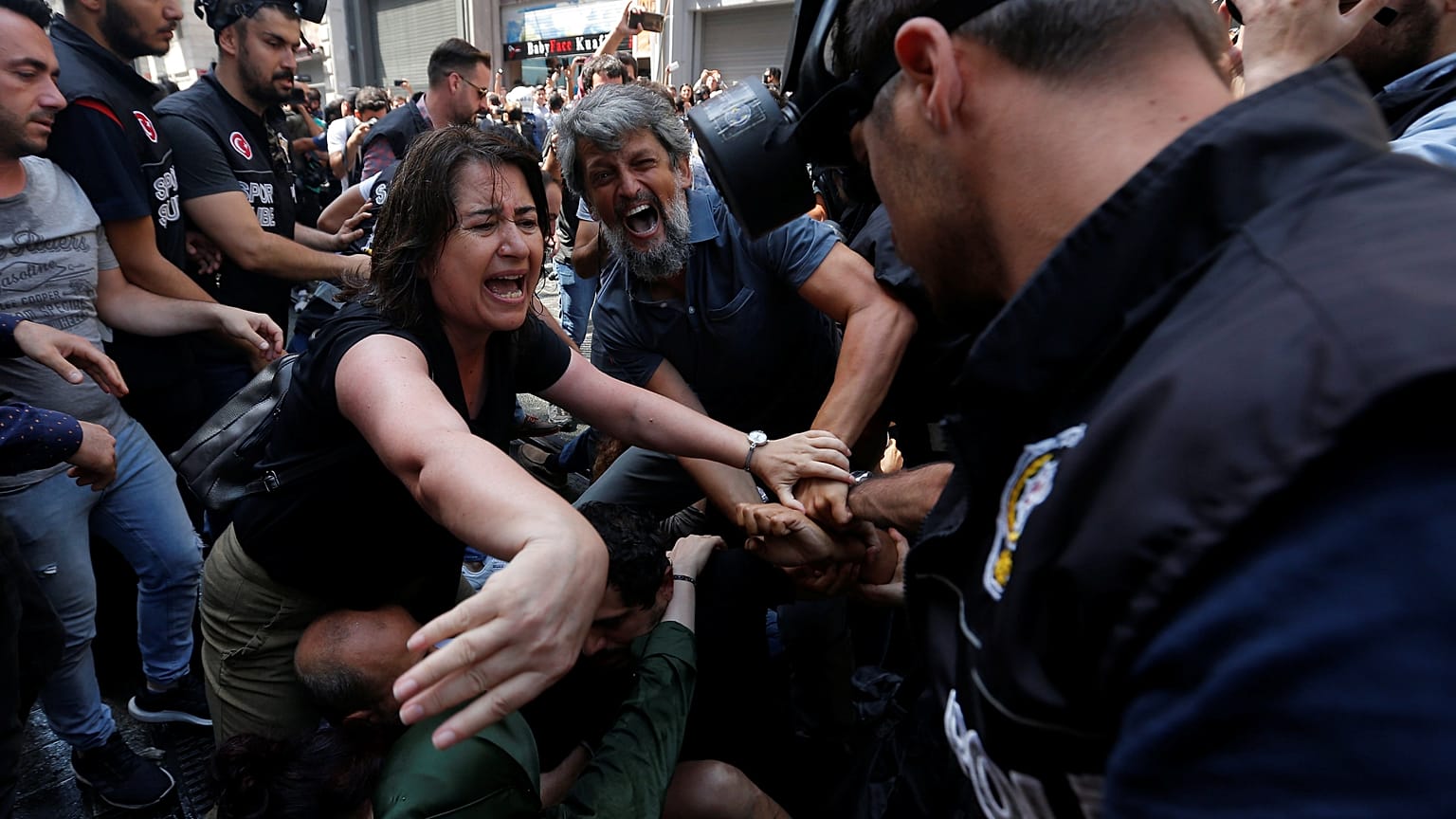 Διαδήλωση «Μητέρων του Σαββάτου»: Επεισόδια, χημικά και συλλήψεις