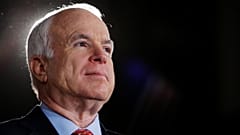 John McCain: Vietnam'da esir alındı; ABD başkanlığı için yarıştı