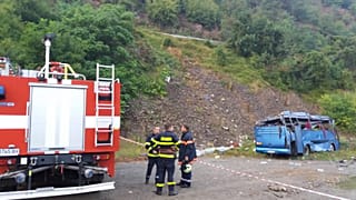 Tűzoltók a Svoge melett szerencsétlenül járt autóbusz roncsainál