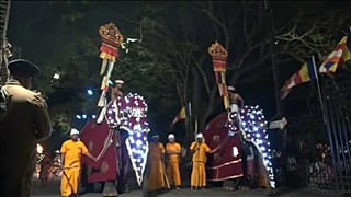 Красочная процессия в Канди