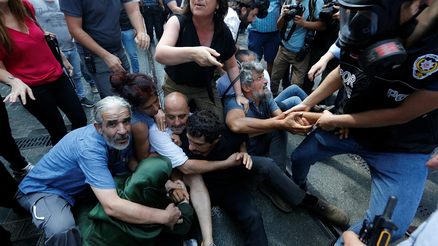 cumartesi anneleri polis