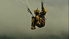 На параплане в костюме трансформера