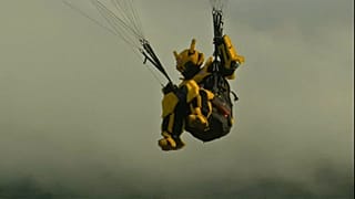 На параплане в костюме трансформера
