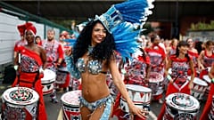 Une danseuse et des musiciens lors du carnaval de Notthing Hill à Londres