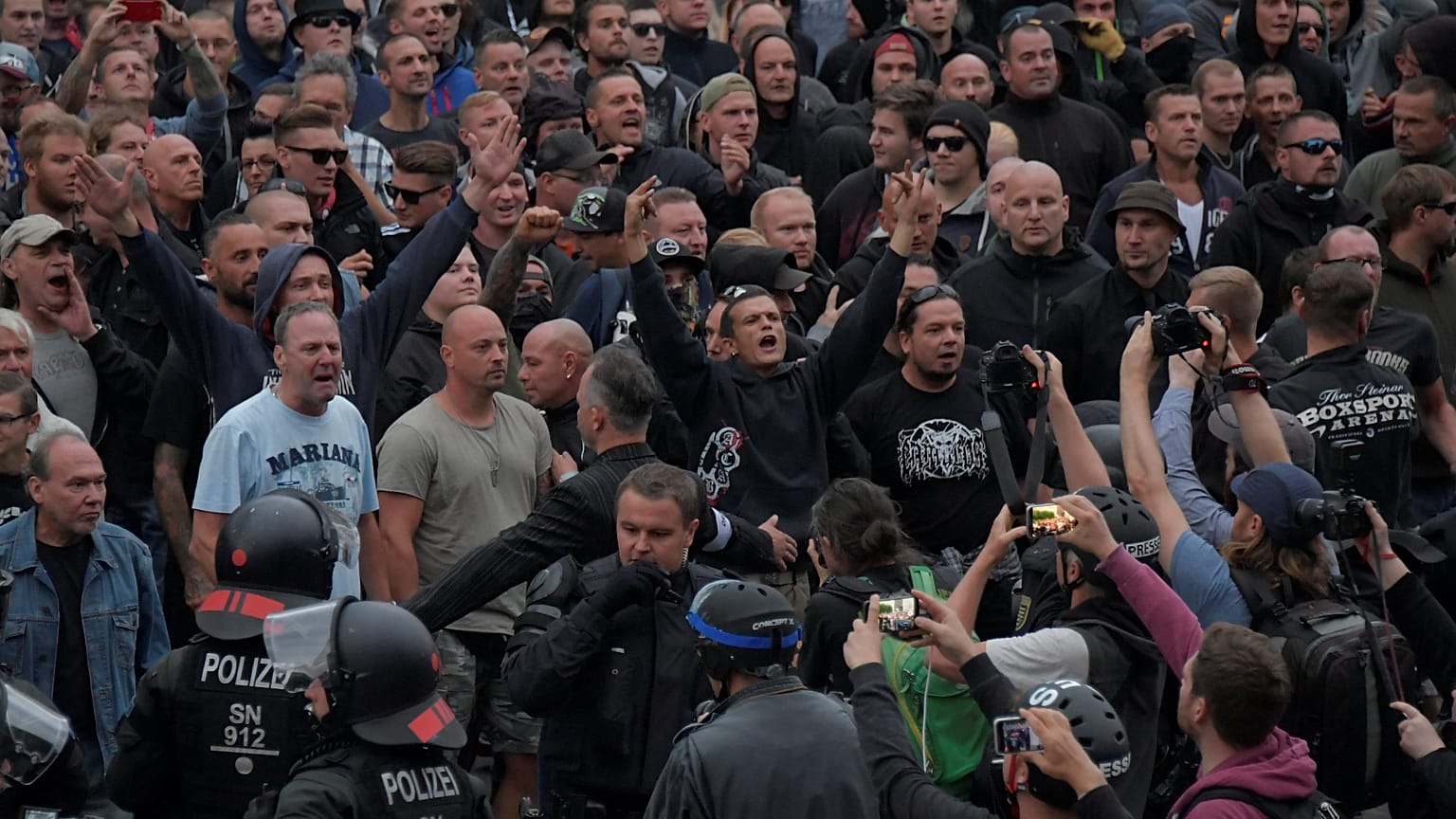 Allemagne 27/08/2018 : militants d'extrême droite à Chemnitz, en Saxe. 