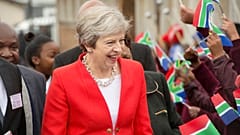 Theresa May joue les VRP en Afrique