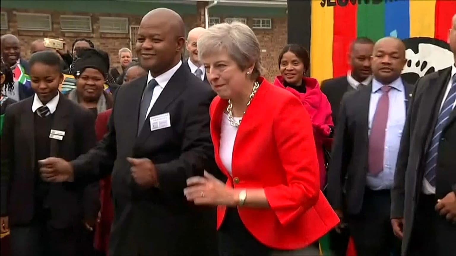 Tanzende May: Etwas britisch steif, aber sichtlich begeistert
