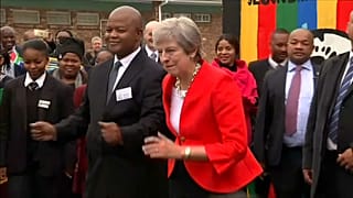 Tanzende May: Etwas britisch steif, aber sichtlich begeistert