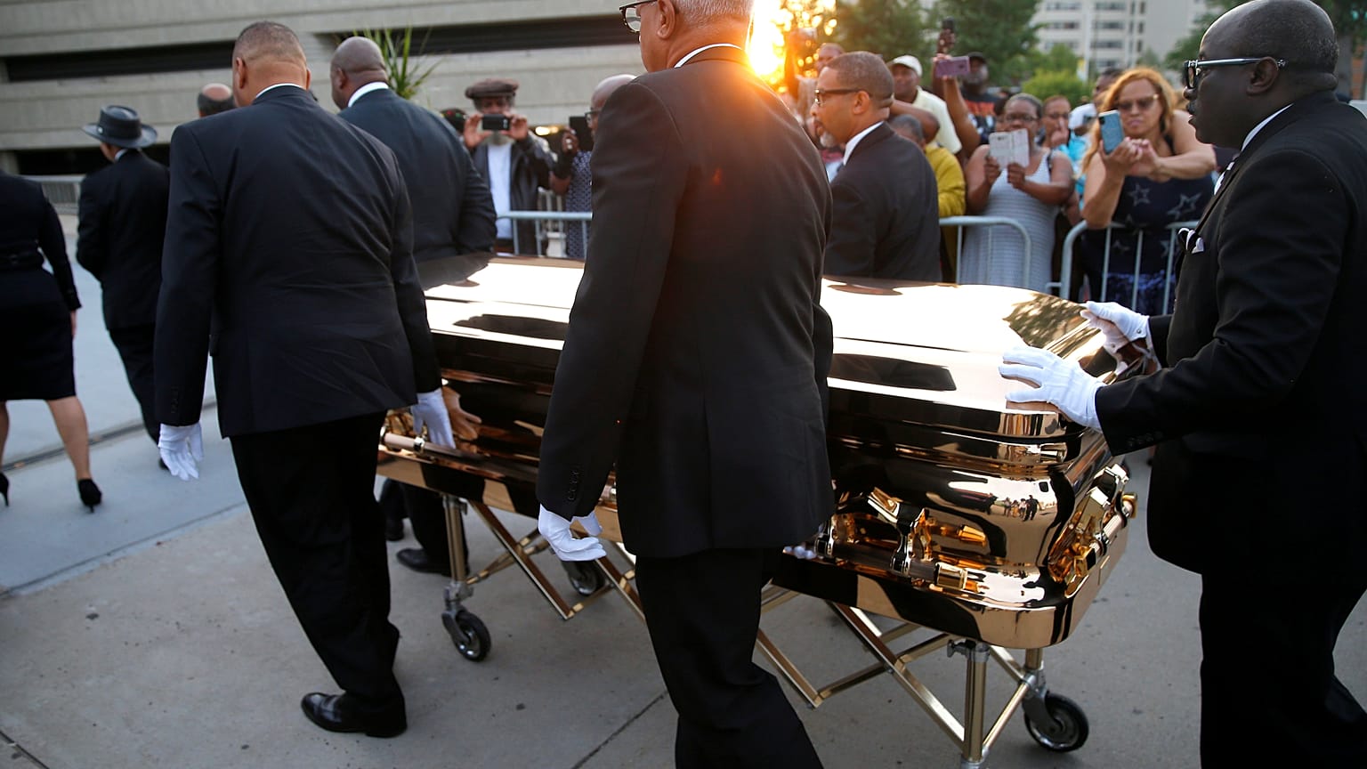 Aretha franklin koporsója érkezik a Charles H. Wright múzeumhoz