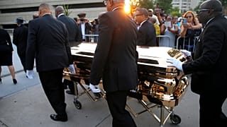 Aretha franklin koporsója érkezik a Charles H. Wright múzeumhoz