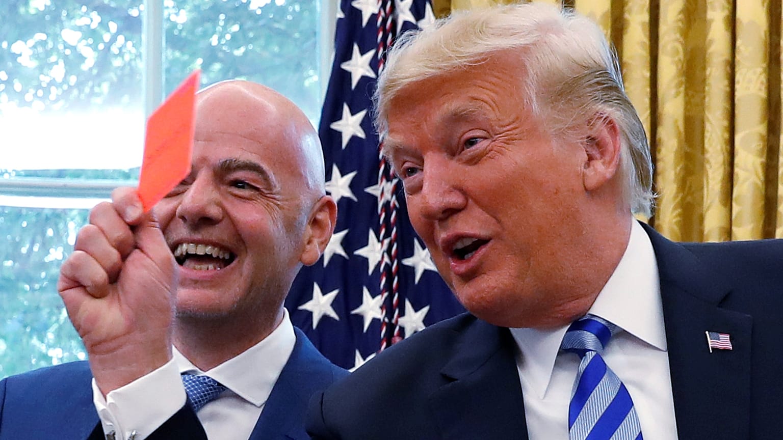 Trump recebe FIFA e mostra cartão vermelho a jornalistas