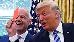 Trump recebe FIFA e mostra cartão vermelho a jornalistas