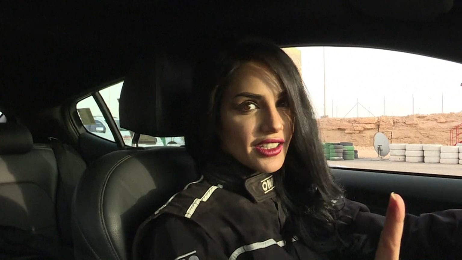 شاهد: سعودية تتحدى الرجال في سباق "الدريفتينغ"