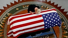 Tausende Menschen nehmen Abschied von US-Senator McCain (†81)