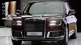 سيارة (أوروس سينات) معروضة في معرض موسكو للسيارات