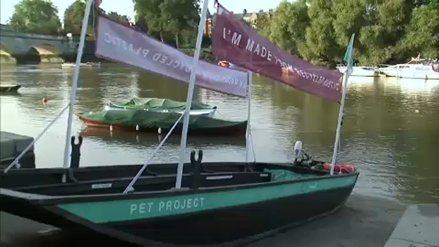 Combater a poluição com barcos de plástico reciclado