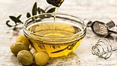 دراسة يونانية: زيت الزيتون خير من الفياغرا 