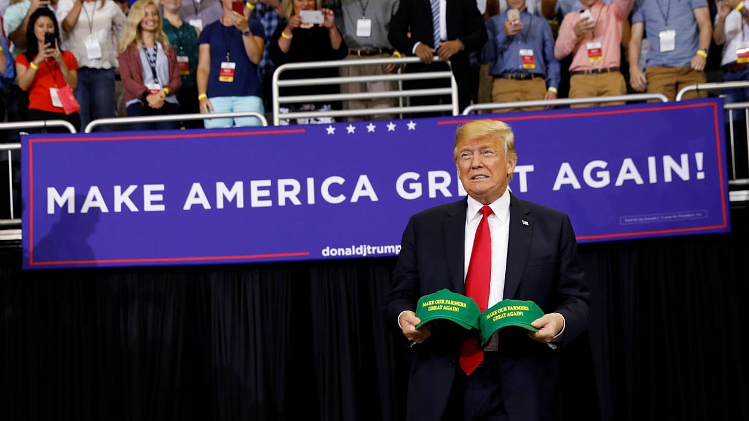 Donald Trump beszáll az elnöki különgépbe