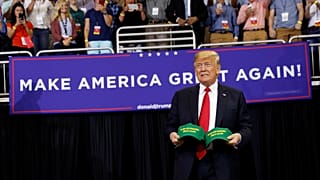 Donald Trump beszáll az elnöki különgépbe