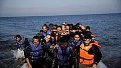 مجموعة مهاجرين لدى وصولهم إلى جزير ليسبوس اليونانية