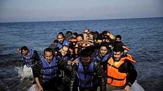 مجموعة مهاجرين لدى وصولهم إلى جزير ليسبوس اليونانية