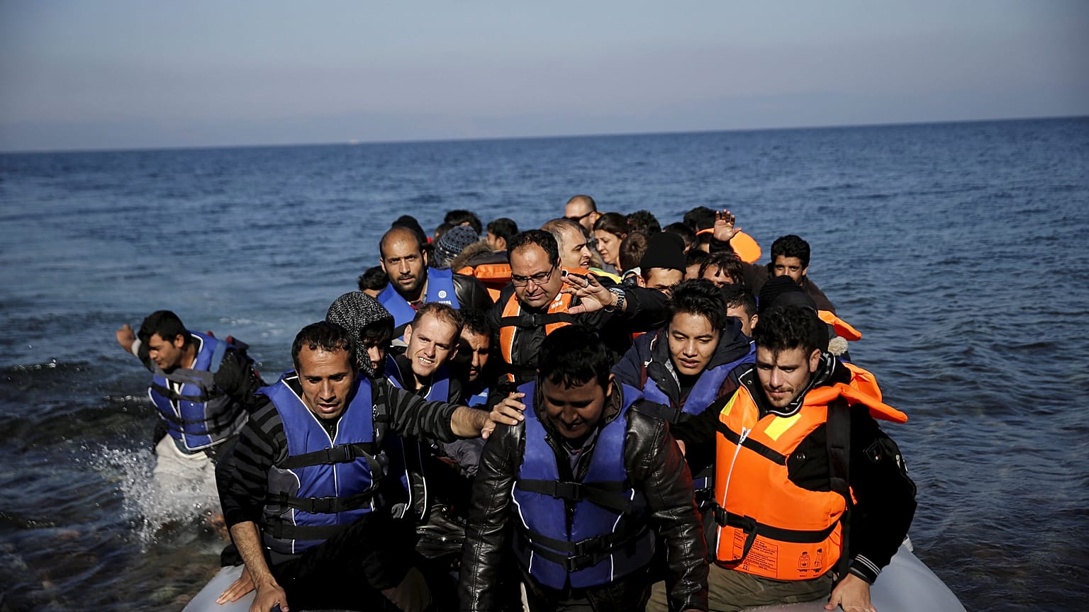 Libya açıklarında 100 sığınmacı boğularak öldü