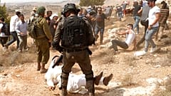 محتجون فلسطينيون يشتبكون مع القوات الإسرائيليلة في قرية راس كركر 