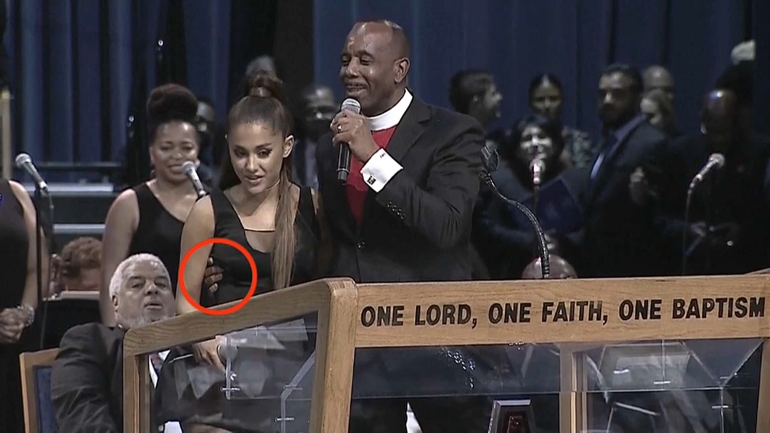 La "mano larga" de un reverendo en el pecho de Ariana Grande desata la furia en redes