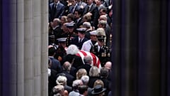 Último adiós a McCain en ausencia de Trump