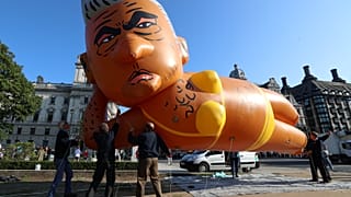 Londra Belediye Başkanı Han’ın bikinili uçan balonu göklerde 