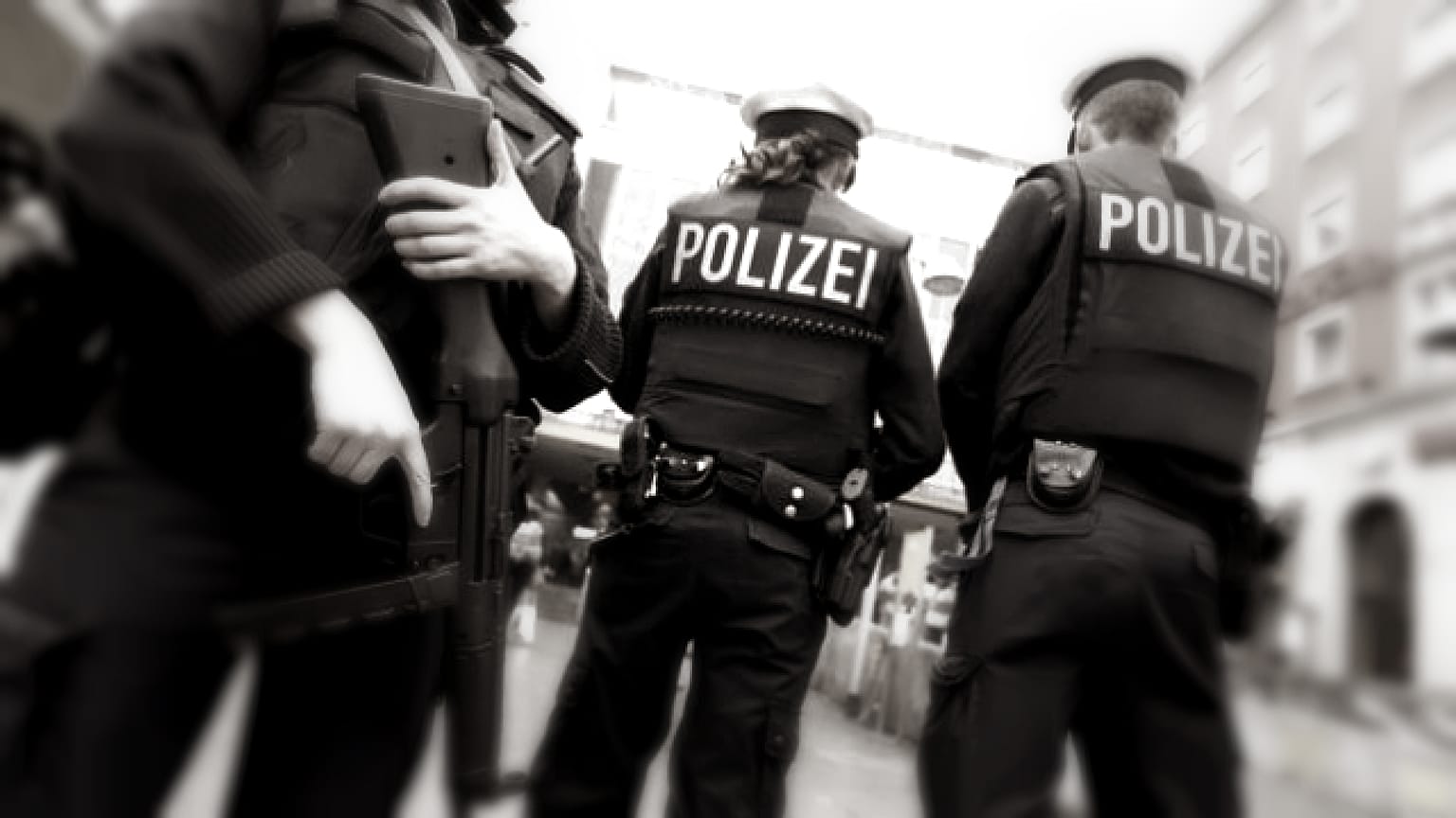 Almanya'da Nazi selamı veren iki polis hakkında soruşturma 
