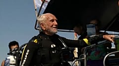 Il record del mondo di Ray Wolly: a 95 anni, passeggiata 40 metri sott'acqua 