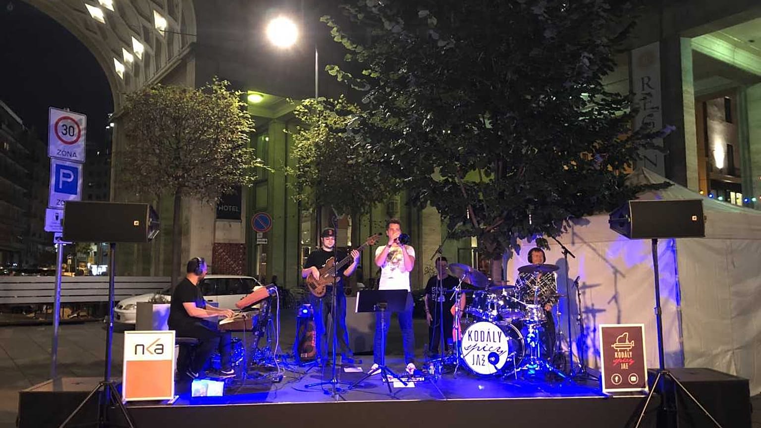 Lemezbemutató helyszíne lett a Madách tér