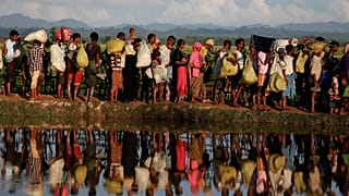 Myanmar: Justiça condena jornalistas da Reuters a sete anos de prisão 