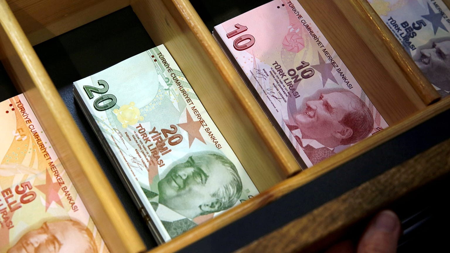 Piyasalarda son durum: Dolar ve euro güne düşüşle başladı