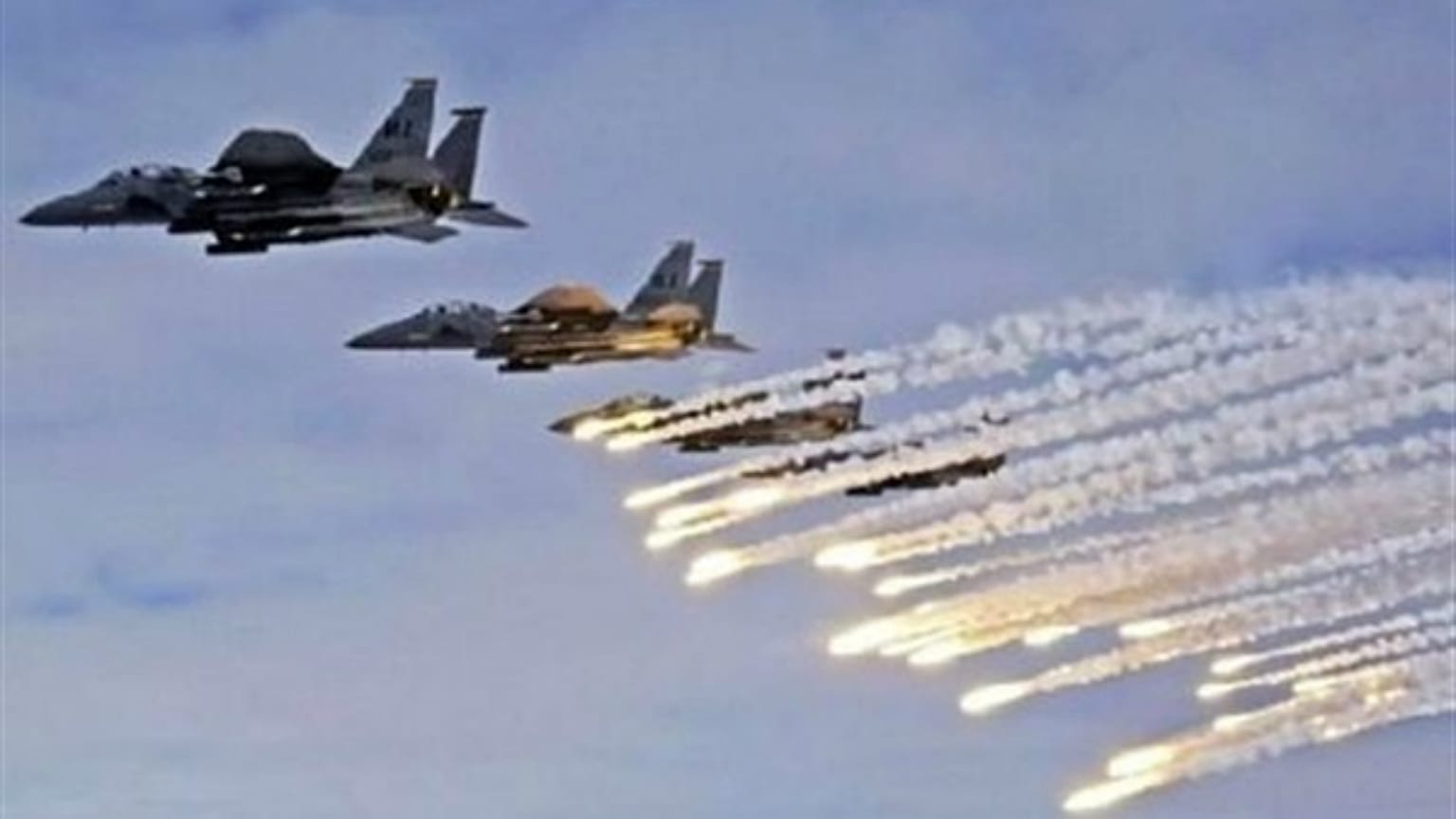 مقتل 8 مسلحين موالين للنظام السوري في غارة جوية