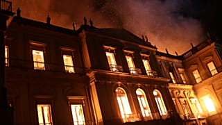 Das Nationalmuseum in Rio de Janeiro steht in Flammen.