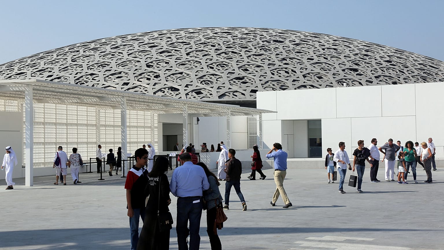 الإمارات تقر إجراءات جديدة لبقاء الوافدين بعد التقاعد.. تعرف عليها