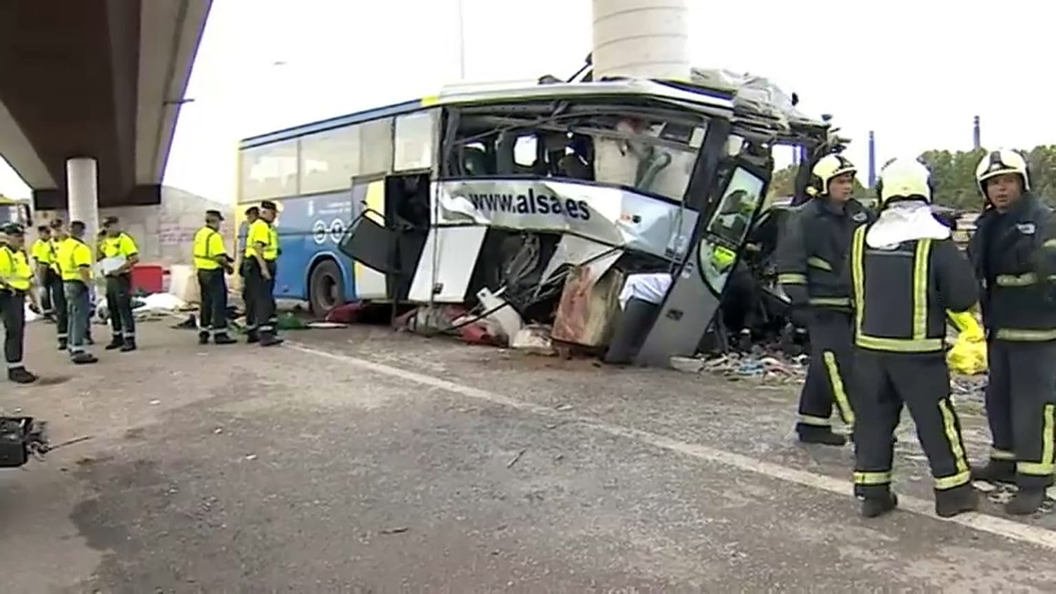 Der Bus raste frontal gegen einen Brückenpfeiler.