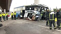 Der Bus raste frontal gegen einen Brückenpfeiler.