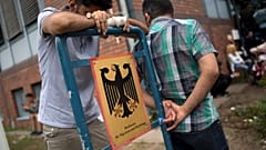 پناهجویان منتظر در کنار دفتر اداره مهاجرت و پناهجویی برلین 