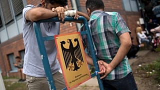 پناهجویان منتظر در کنار دفتر اداره مهاجرت و پناهجویی برلین 